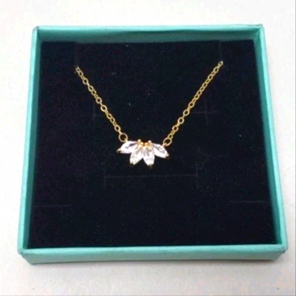 Woman's Pendant Necklace